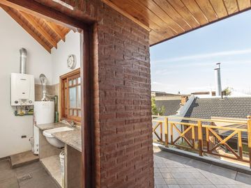 VENTA CASA 240 M2 COCHERA QUINCHO VALENTIN ALSINA LANUS