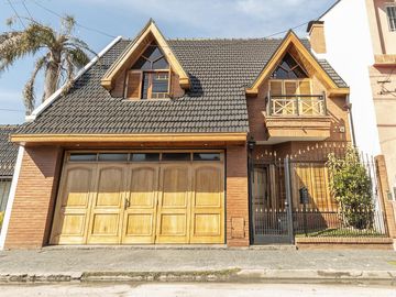 VENTA CASA 240 M2 COCHERA QUINCHO VALENTIN ALSINA LANUS