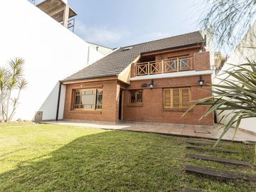 VENTA CASA 240 M2 COCHERA QUINCHO VALENTIN ALSINA LANUS