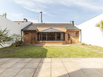 VENTA CASA 240 M2 COCHERA QUINCHO VALENTIN ALSINA LANUS