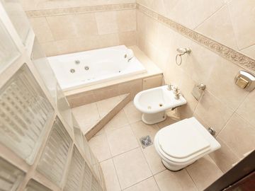 VENTA CASA 240 M2 COCHERA QUINCHO VALENTIN ALSINA LANUS