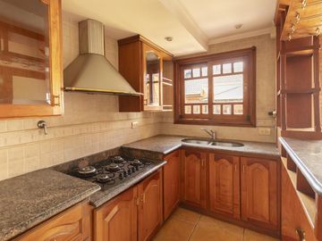 VENTA CASA 240 M2 COCHERA QUINCHO VALENTIN ALSINA LANUS