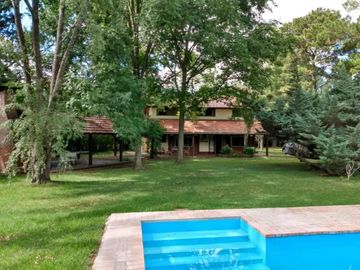 Casa en venta - 3 Dormitorios 2 Baños - Cocheras - 3.000Mts2 - Campana