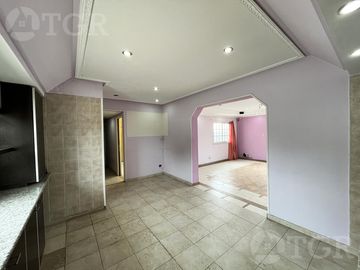 Casa  multifamiliar en Valentín Alsina