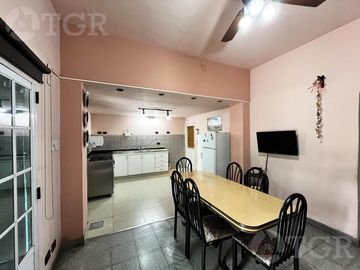 Casa  multifamiliar en Valentín Alsina