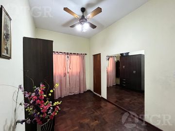 Casa  multifamiliar en Valentín Alsina