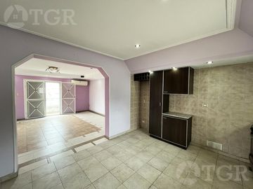 Casa  multifamiliar en Valentín Alsina