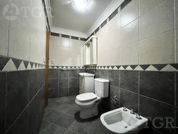 Casa  multifamiliar en Valentín Alsina