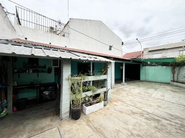 Casa  multifamiliar en Valentín Alsina