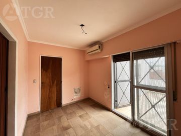 Casa  multifamiliar en Valentín Alsina