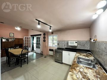 Casa  multifamiliar en Valentín Alsina