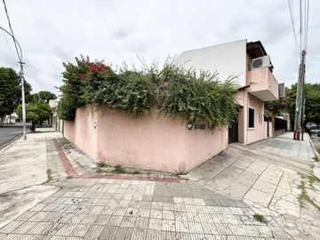 Casa  multifamiliar en Valentín Alsina