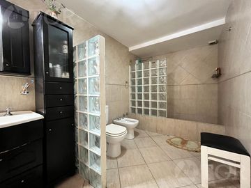 Casa  multifamiliar en Valentín Alsina