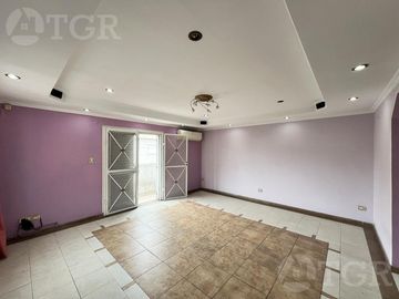 Casa  multifamiliar en Valentín Alsina