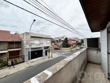 Casa  multifamiliar en Valentín Alsina