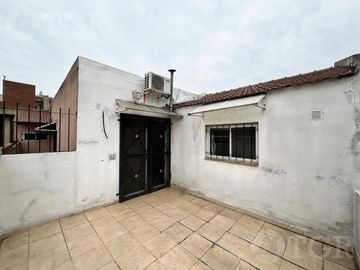 Casa  multifamiliar en Valentín Alsina