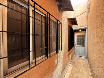 Casa  multifamiliar en Valentín Alsina