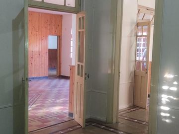 Casa Antigua Amplia Muy buen Estado, frente a escuela y una cuadra del Hospital Centenario