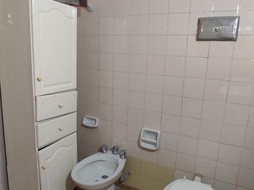 Casa Antigua Amplia Muy buen Estado, frente a escuela y una cuadra del Hospital Centenario