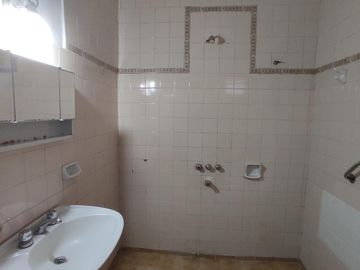 Casa Antigua Amplia Muy buen Estado, frente a escuela y una cuadra del Hospital Centenario