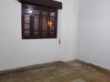 Casa Antigua Amplia Muy buen Estado, frente a escuela y una cuadra del Hospital Centenario