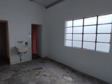 Casa Antigua Amplia Muy buen Estado, frente a escuela y una cuadra del Hospital Centenario