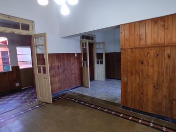 Casa Antigua Amplia Muy buen Estado, frente a escuela y una cuadra del Hospital Centenario