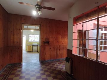 Casa Antigua Amplia Muy buen Estado, frente a escuela y una cuadra del Hospital Centenario
