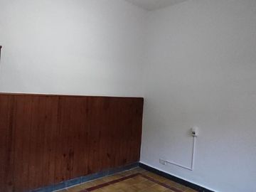 Casa Antigua Amplia Muy buen Estado, frente a escuela y una cuadra del Hospital Centenario