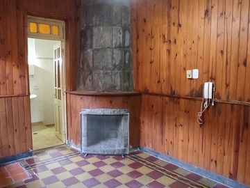 Casa Antigua Amplia Muy buen Estado, frente a escuela y una cuadra del Hospital Centenario