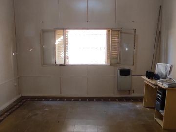 Casa Antigua Amplia Muy buen Estado, frente a escuela y una cuadra del Hospital Centenario