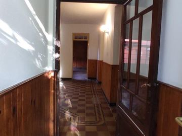 Casa Antigua Amplia Muy buen Estado, frente a escuela y una cuadra del Hospital Centenario