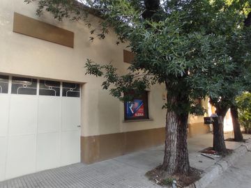 Casa Antigua Amplia Muy buen Estado, frente a escuela y una cuadra del Hospital Centenario