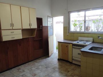 Casa Antigua Amplia Muy buen Estado, frente a escuela y una cuadra del Hospital Centenario