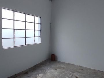 Casa Antigua Amplia Muy buen Estado, frente a escuela y una cuadra del Hospital Centenario