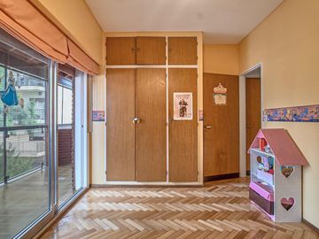 Venta departamento 4 ambientes con 2 cocheras y terraza con quincho