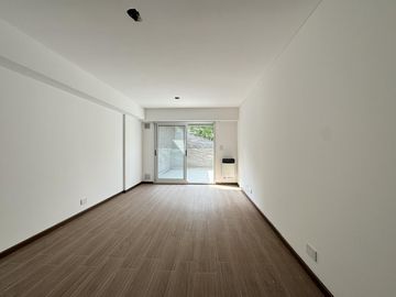 Monoambiente a estrenar con patio a metros de Bv. Oroño!