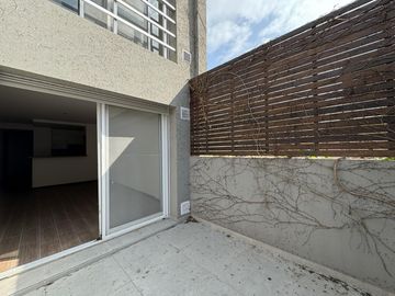 Monoambiente a estrenar con patio a metros de Bv. Oroño!