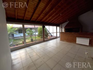 Venta de Casa de 4 ambientes con cochera en Wilde