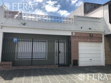 Venta de Casa de 4 ambientes con cochera en Wilde