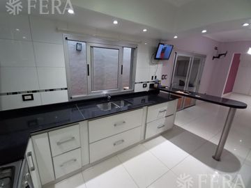 Venta de Casa de 4 ambientes con cochera en Wilde