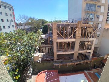 Departamento en piso de categoria con 75 m2 totales en Lomas de Zamora