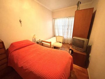 Casa 5 ambientes en Venta en Banfield Oeste con jardín y deposito/galpón en planta baja