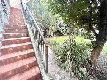 Casa 5 ambientes en Venta en Banfield Oeste con jardín y deposito/galpón en planta baja