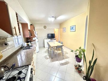Casa 5 ambientes en Venta en Banfield Oeste con jardín y deposito/galpón en planta baja