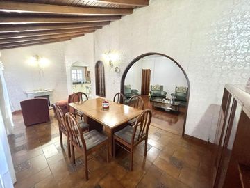 Casa 5 ambientes en Venta en Banfield Oeste con jardín y deposito/galpón en planta baja