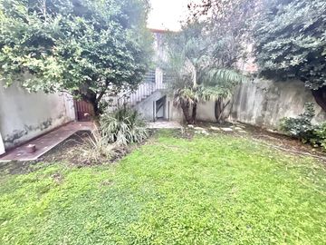 Casa 5 ambientes en Venta en Banfield Oeste con jardín y deposito/galpón en planta baja