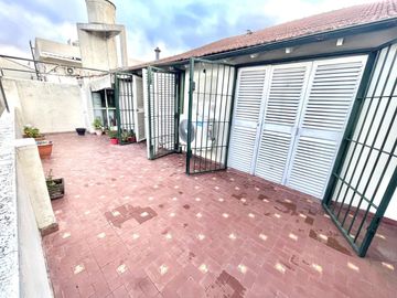 Casa 5 ambientes en Venta en Banfield Oeste con jardín y deposito/galpón en planta baja