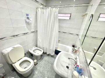 Casa 5 ambientes en Venta en Banfield Oeste con jardín y deposito/galpón en planta baja