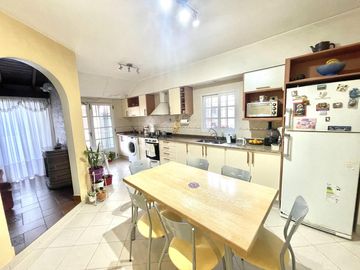 Casa 5 ambientes en Venta en Banfield Oeste con jardín y deposito/galpón en planta baja